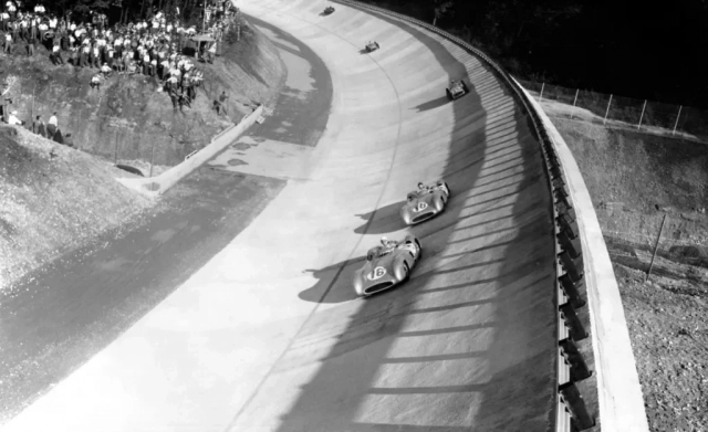 Mercedes W 196 R Stirling Moss Monza curva 1955 Mercedes W 196 R Stirling Moss Monza curva 1955