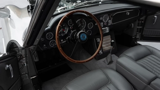 Aston Martin DB5 "Goldfinger" Réplica exacta del Aston Martin DB5 de James Bond en "Goldfinger"