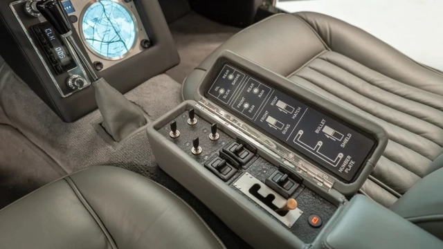 Aston Martin DB5 "Goldfinger" Réplica exacta del Aston Martin DB5 de James Bond en "Goldfinger"