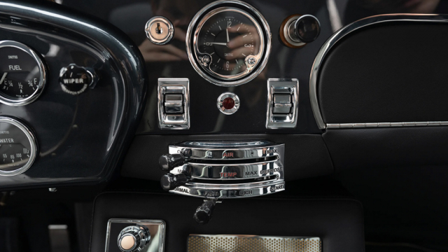 Aston Martin DB5 "Goldfinger" Réplica exacta del Aston Martin DB5 de James Bond en "Goldfinger"