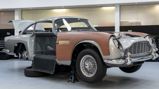 Construcción artesanal del DB5 de 007 Construcción artesanal del Aston Martin DB5 de 007 en "Goldfinger".