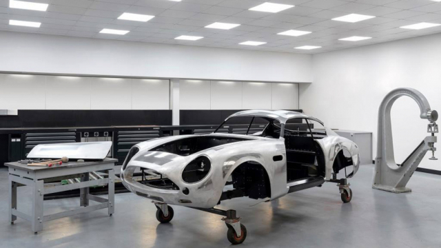Construcción artesanal del DB5 de 007 Construcción artesanal del Aston Martin DB5 de 007 en "Goldfinger".
