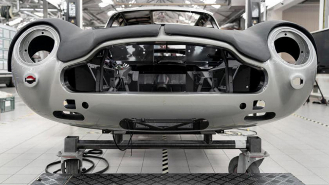 Construcción artesanal del DB5 de 007 Construcción artesanal del Aston Martin DB5 de 007 en "Goldfinger".