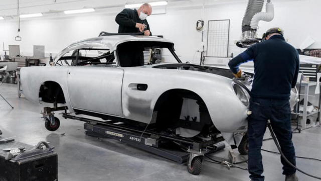 Construcción artesanal del DB5 de 007 Construcción artesanal del Aston Martin DB5 de 007 en "Goldfinger".