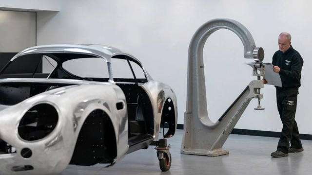 Construcción artesanal del DB5 de 007 Construcción artesanal del Aston Martin DB5 de 007 en "Goldfinger".