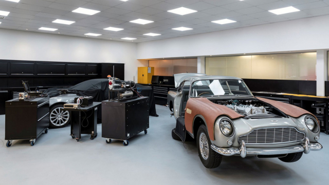 Construcción artesanal del DB5 de 007 Construcción artesanal del Aston Martin DB5 de 007 en "Goldfinger".