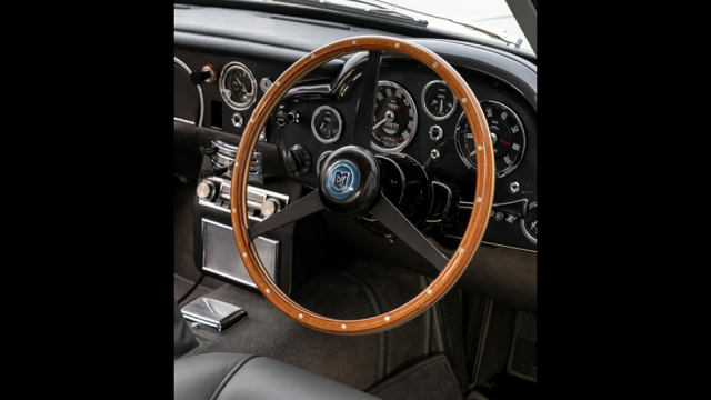 Construcción artesanal del DB5 de 007 Construcción artesanal del Aston Martin DB5 de 007 en "Goldfinger".
